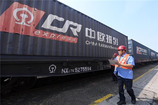 　　9月18日，在天津港物捷三堆场，工作人员在检查发运前的一列中欧（中亚）班列。新华社记者 赵子硕 摄