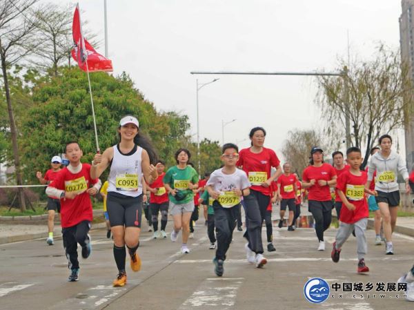 “中国长寿之乡·泉港”半程马拉松鸣笛开跑